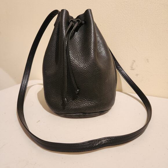 BAGGU Black Drawstring Bucket Crossbody Purse Pebble Leather Boho Chic Classic - Picture 9 of 9